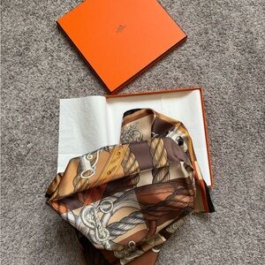 Hermes Scarf 90 CARRE DOUBLE FACE
DELLA
CAVALLERIA FINE
HG/MARRON/BEI GE/CARAM